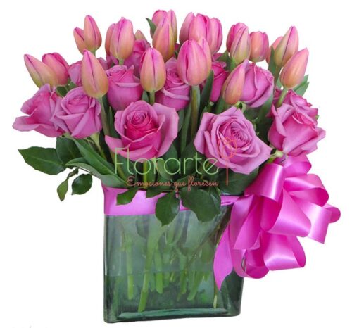 Rebosante de Rosas y Tulipanes Lilas